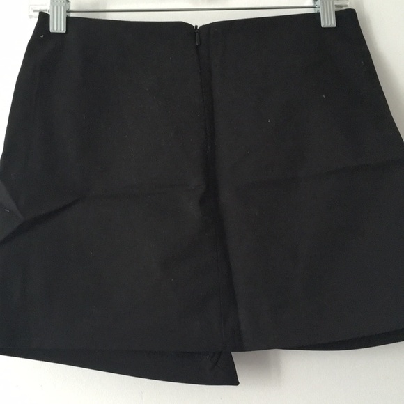 Zara Short black ruffle skirt - Picture 2 of 3